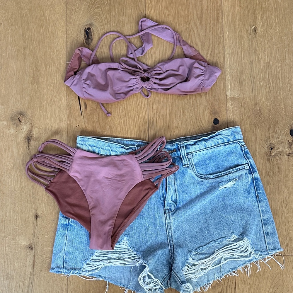 O’Neil Saltwater Bandeau Bikini in Rustic Brown
Top: Medium
Bottoms: Medium